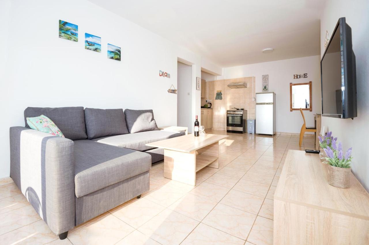 Mynapa Apartments アヤナパ エクステリア 写真