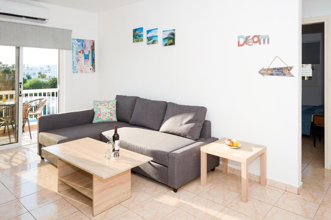 Mynapa Apartments アヤナパ エクステリア 写真